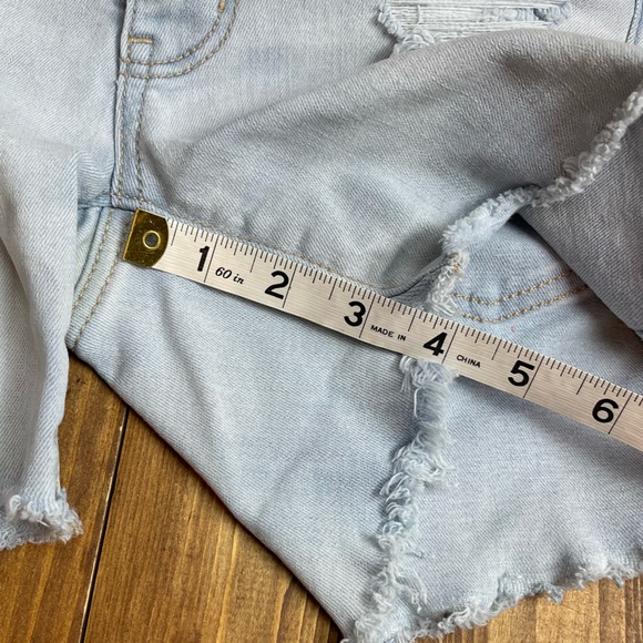 American Eagle Outfitters size 2 midi light wash destroyed shorts - Picture 8 of 8